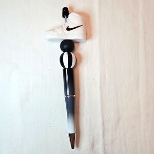 Beadable shoe pen